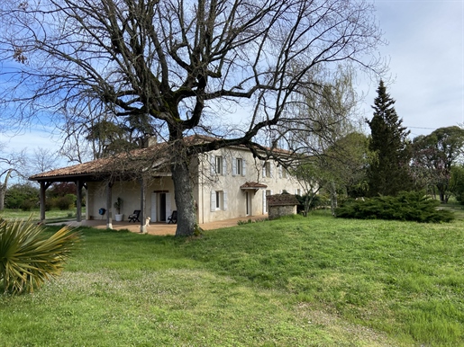 Country house with outbuilding and swimming pool near Condom