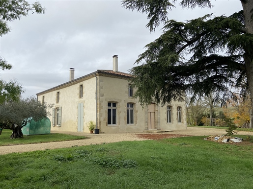 Imposing mansion with adjoining outbuilding in a dominant position at the gates of Lectoure