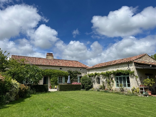Country house in a hamlet with gîte and swimming pool near La Romieu