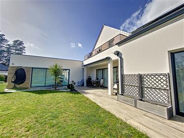 Contemporary Bbc house of 200 m2 with indoor pool, beach and shops on foot 