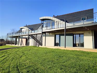 Exceptional location for this beautiful property at the end of Cape Sizun