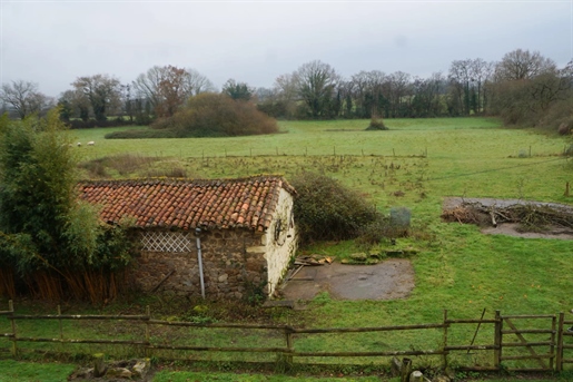 Fermette avec grand terrain.