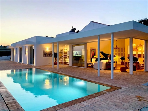 Magnifique villa contemporaine de plain-pied de 3 chambres en suite avec piscine
