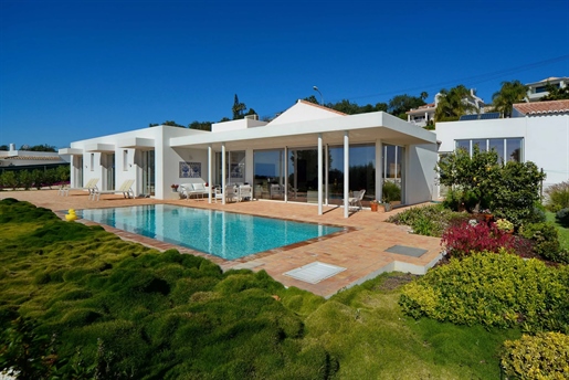 Magnifique villa contemporaine de plain-pied de 3 chambres en suite avec piscine