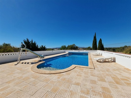 Villa de 3 dormitorios con piscina y vistas despejadas al campo de golf y a la sierra de Monchique