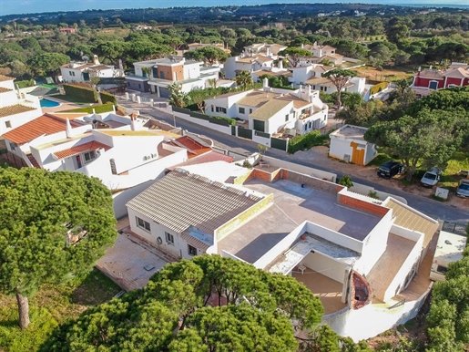 Quarteira oavslutad 4-bäddsvilla till salu nära Vila Sol