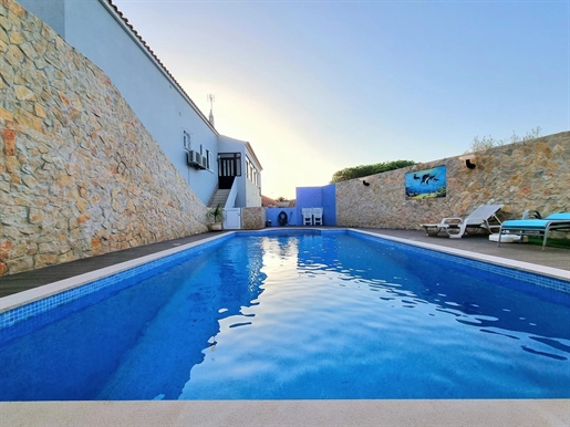 Lovely 4-bedroom villa with pool in Quarteira