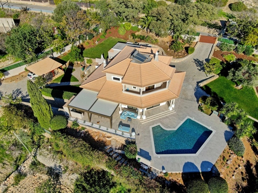 Magnificent Villa in a commanding position, pool with sea view