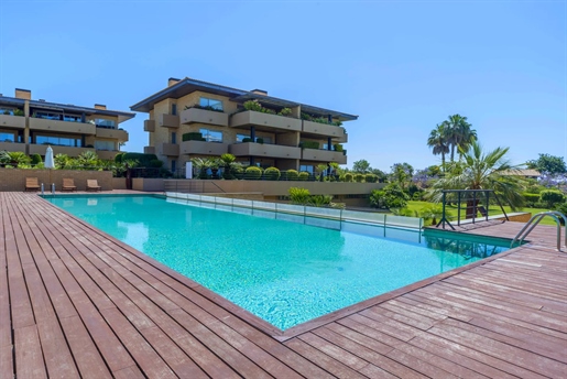Magnificent T2 top floor on golf course with sea view