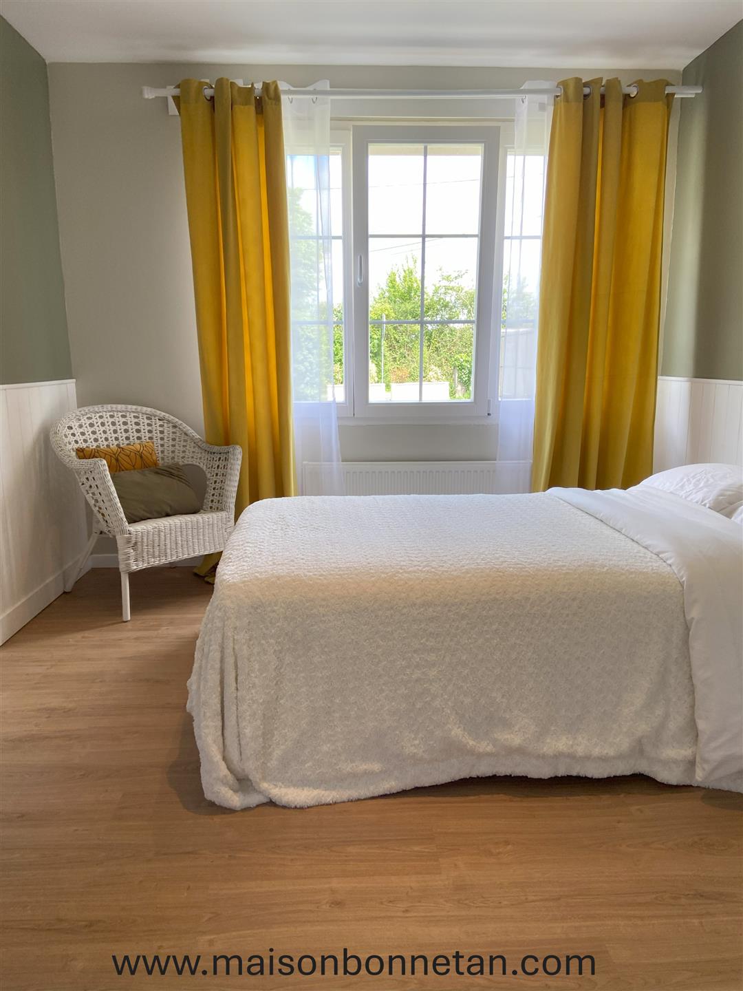 Grande casa de família localizada em uma vila pitoresca a 15 km de Bordeaux