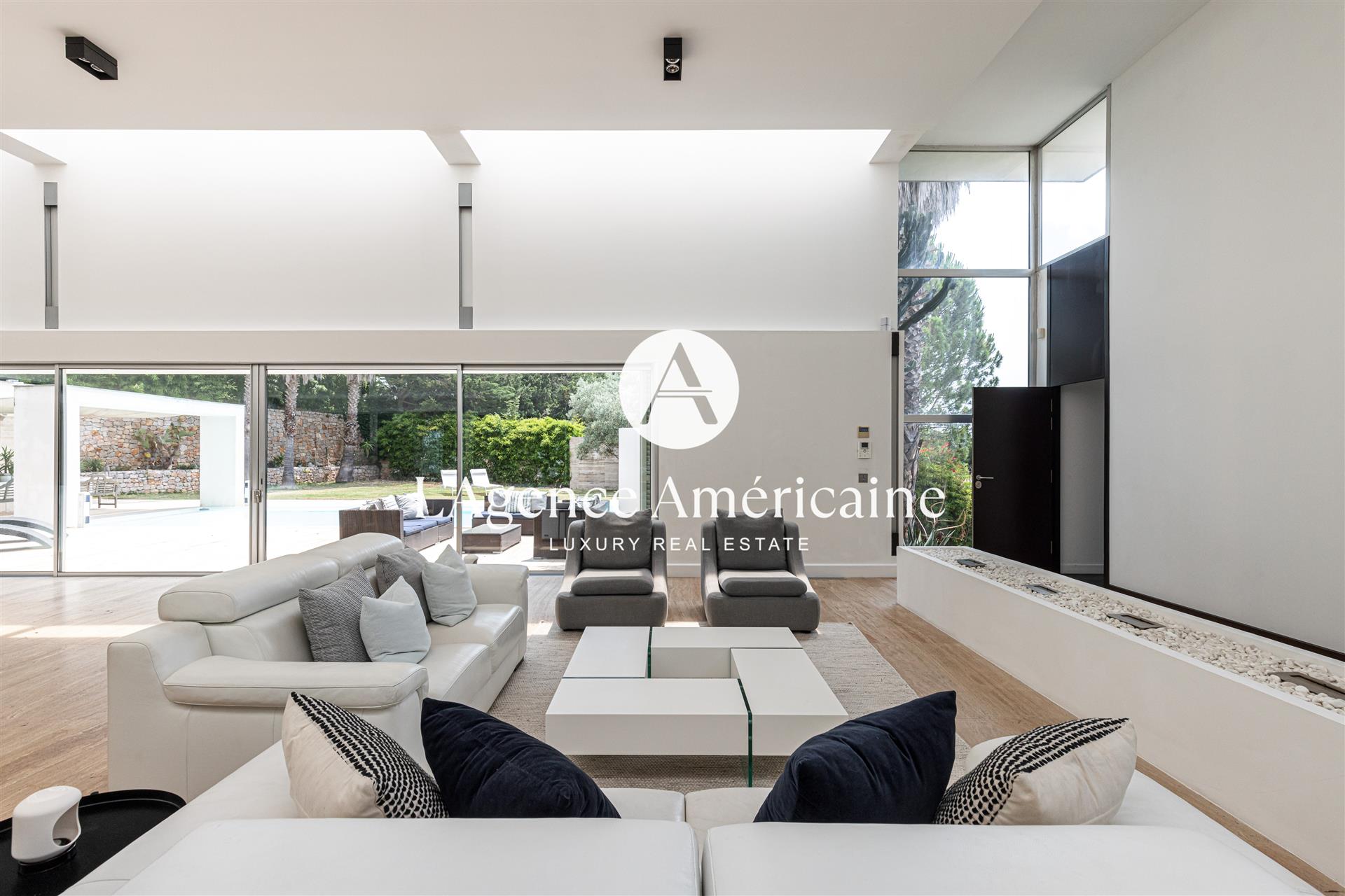 Contemporary Villa between Biot and Valbonne