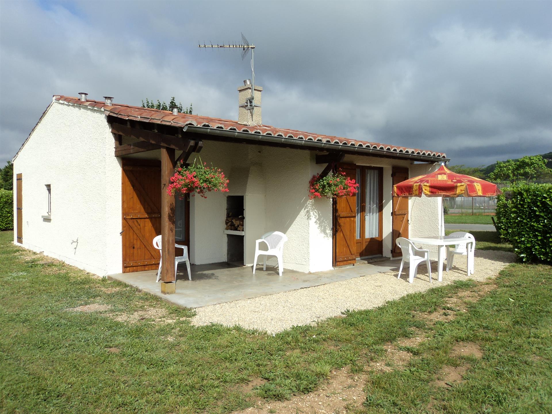 Casa térrea de frente para a cidade medieval 