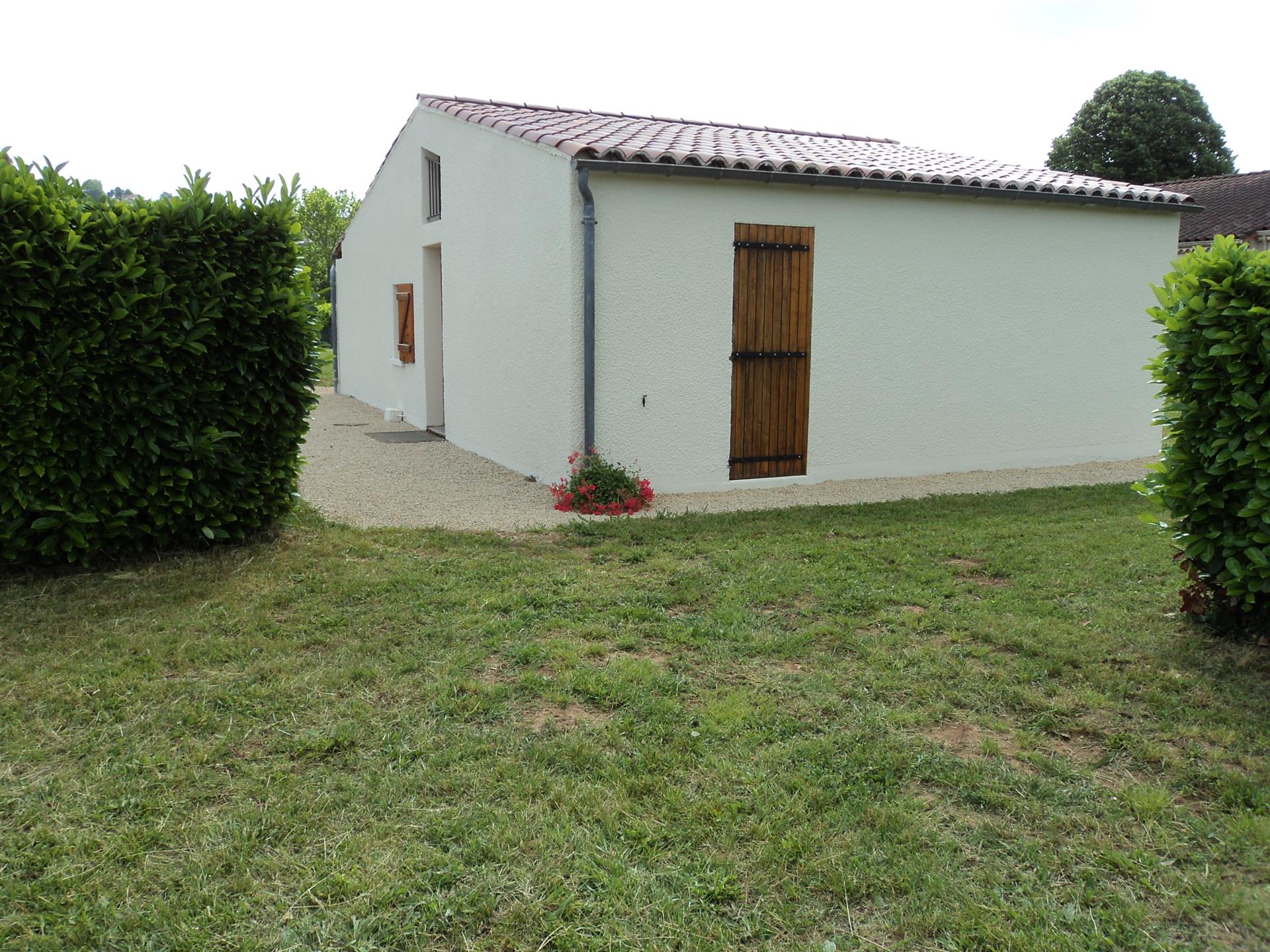 Casa térrea de frente para a cidade medieval 