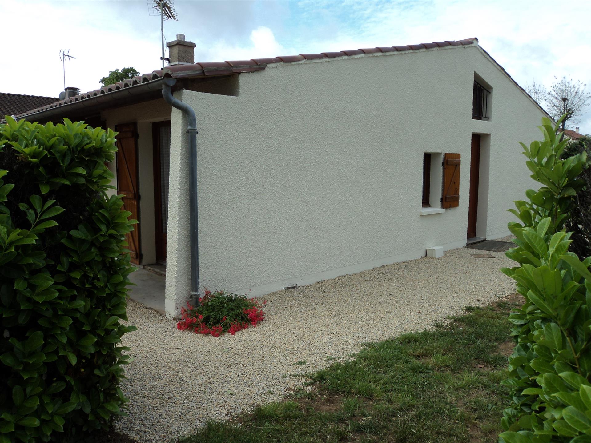 Casa térrea de frente para a cidade medieval 