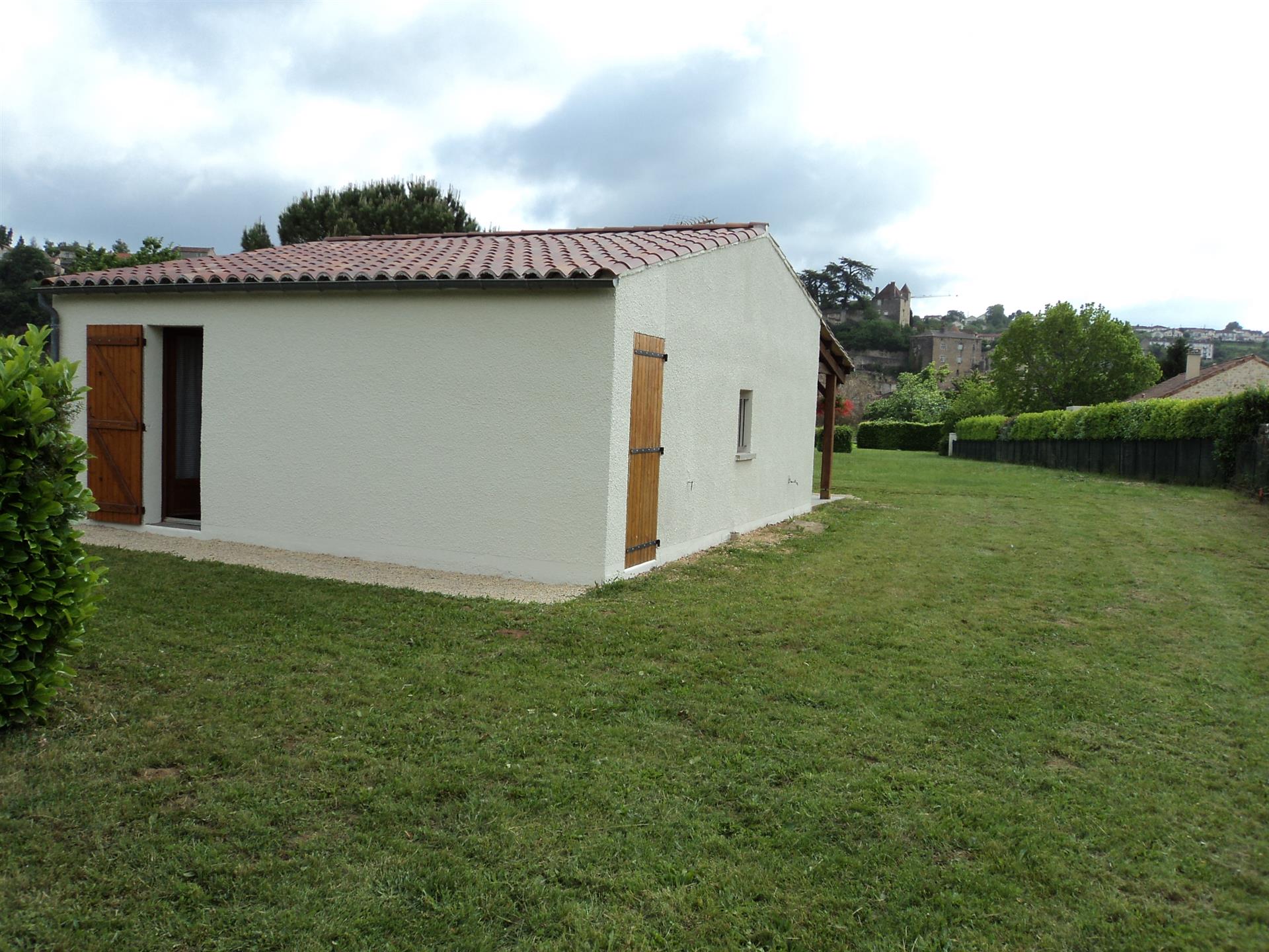 Casa térrea de frente para a cidade medieval 