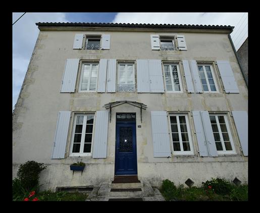 Centre Ville De Surgeres - Tres Belle Maison Bourgoise + Logement Independant (Ideal Investisseur).