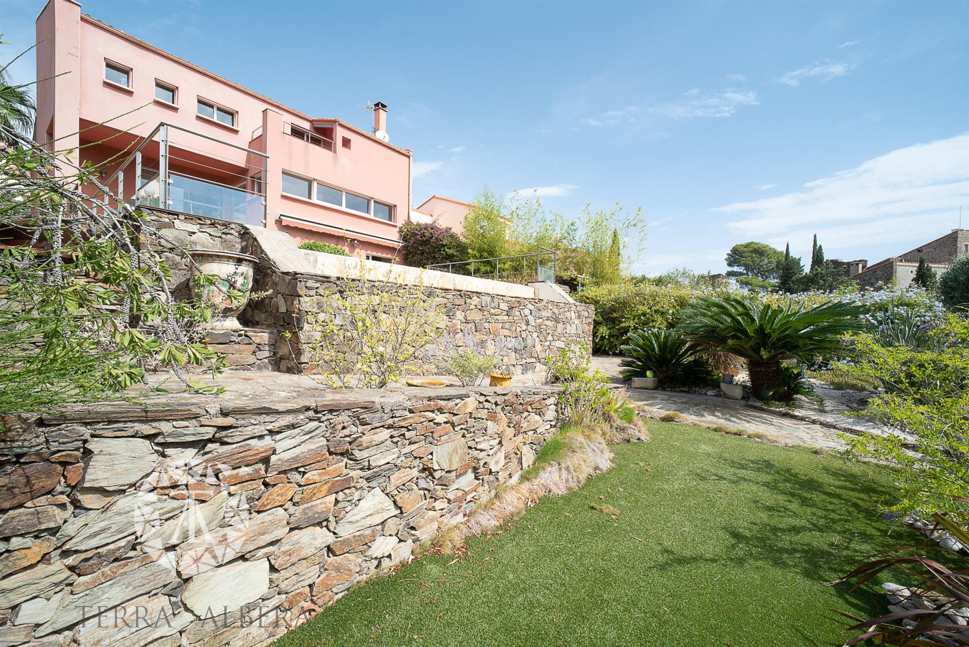 Magnificent villa facing the mountains