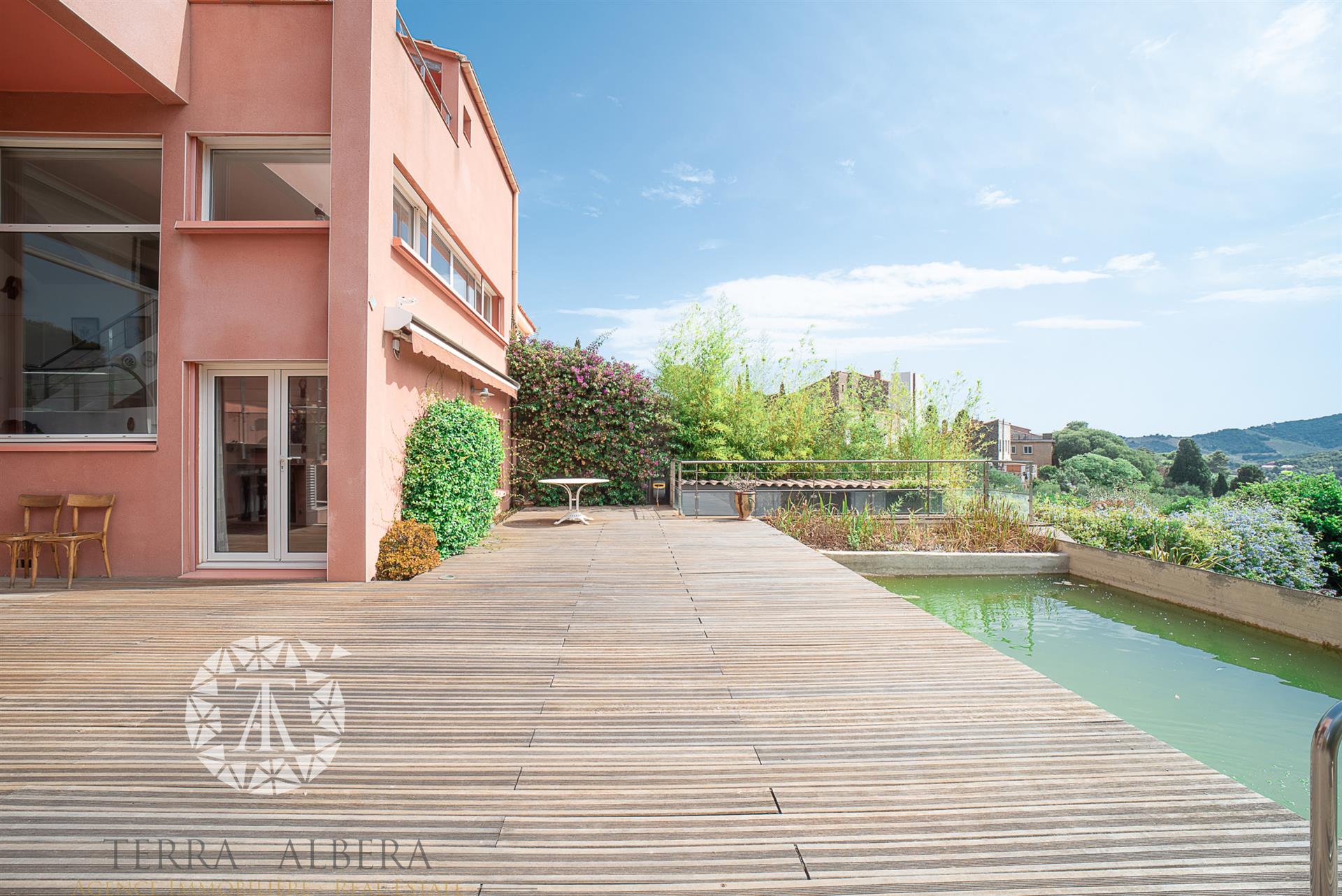 Magnificent villa facing the mountains