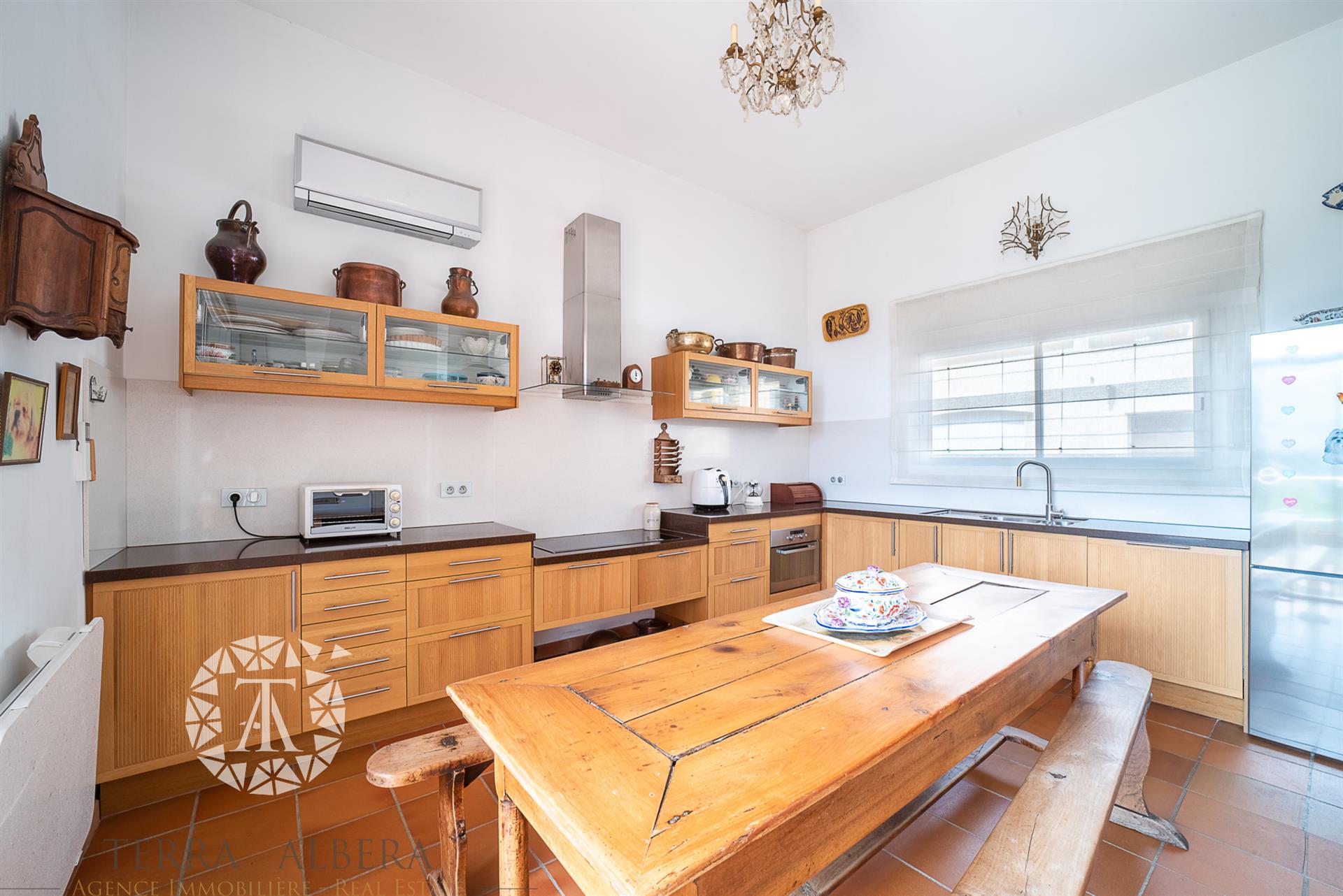 Magnificent villa facing the mountains