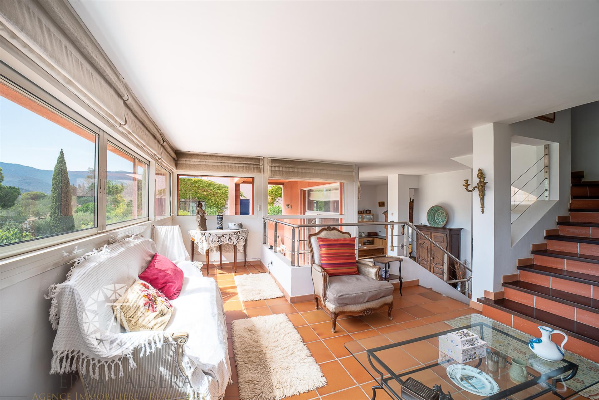 Magnificent villa facing the mountains