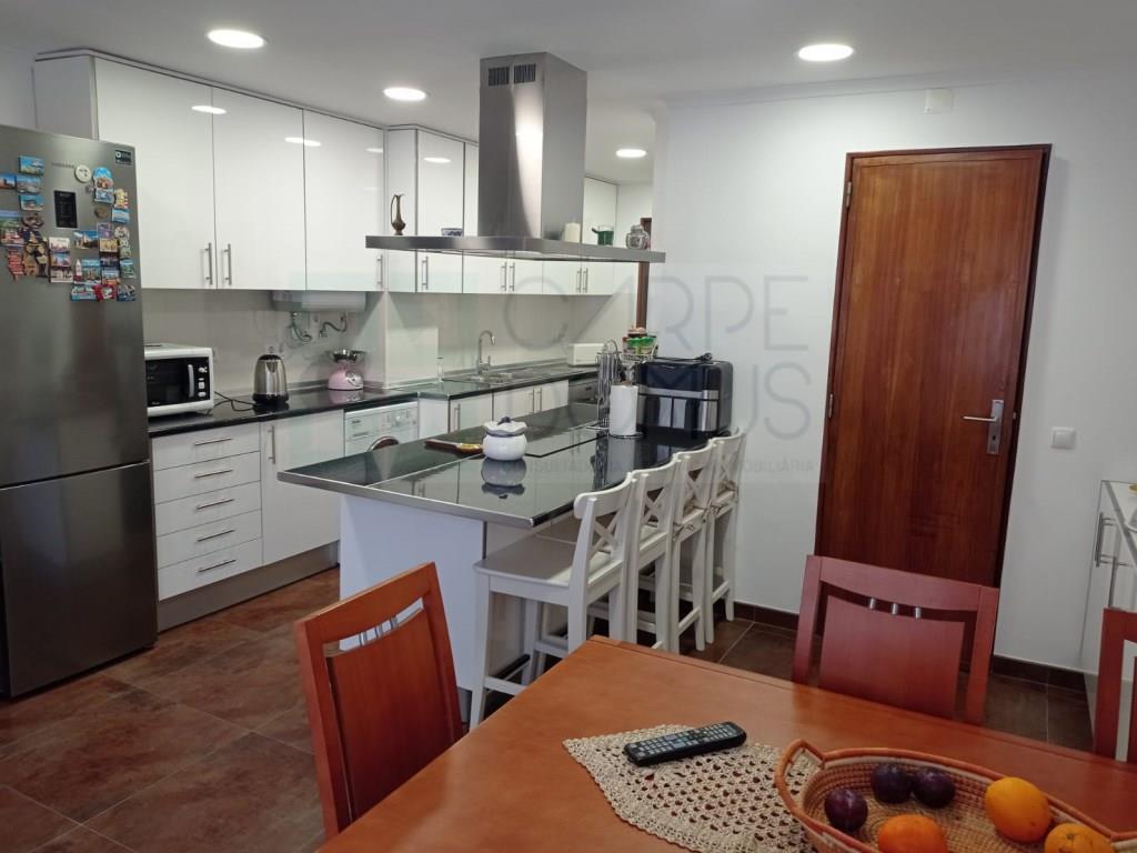 Apartamento T4, renovado, na Avenida do Brasil - Lisboa