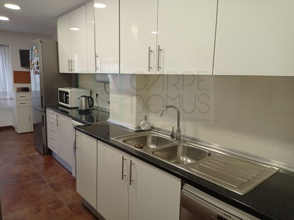 Apartamento T4, renovado, na Avenida do Brasil - Lisboa