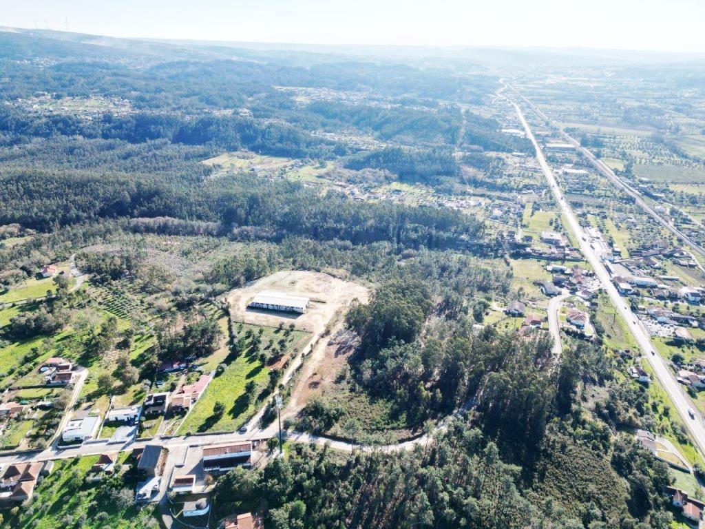 Parcela de 60841m2 con un almacén de 1200m2, en Pelariga, Pombal, Leiria