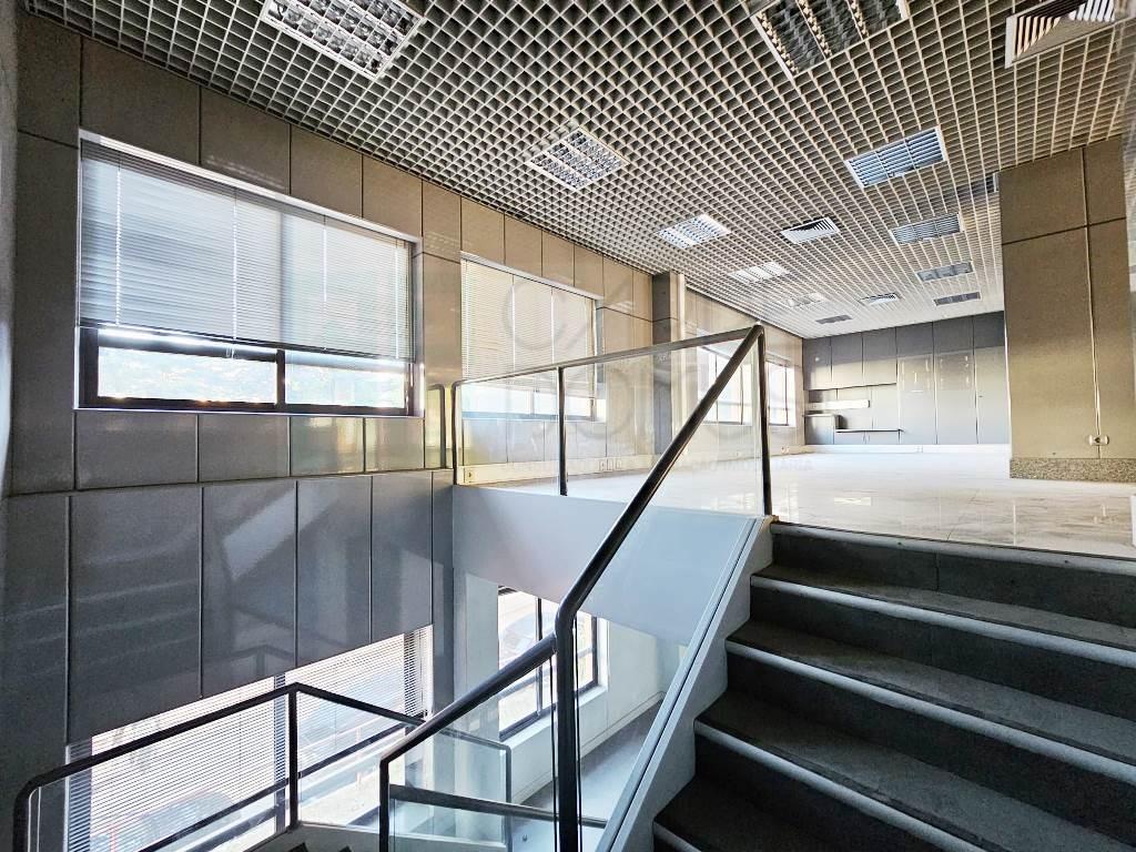 Geräumiges und funktionales Geschäft mit 220m2 in Miraflores, Algés , Oeiras