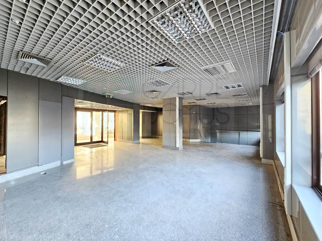 Geräumiges und funktionales Geschäft mit 220m2 in Miraflores, Algés , Oeiras