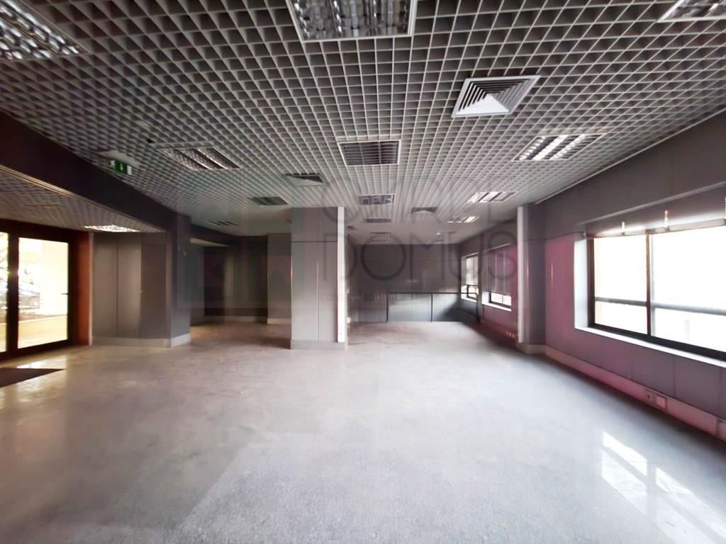 Geräumiges und funktionales Geschäft mit 220m2 in Miraflores, Algés , Oeiras