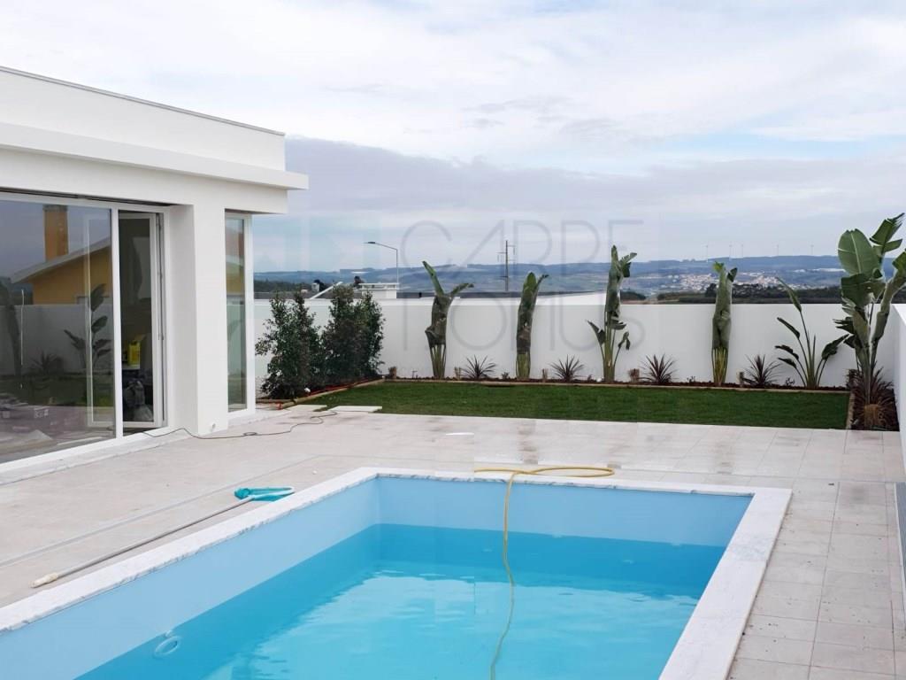 Excellent 3 bedroom townhouse with swimming pool and gardens in Lourinhã