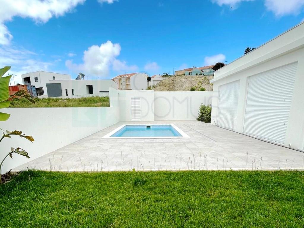 Excellent 3 bedroom townhouse with swimming pool and gardens in Lourinhã