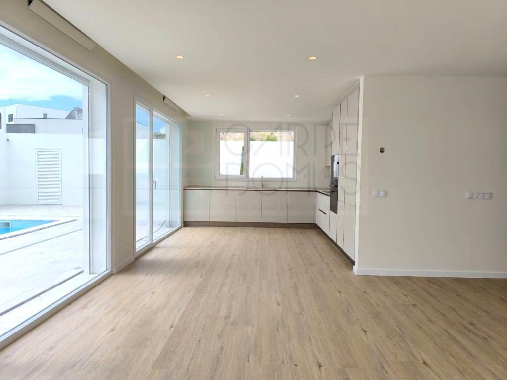 Excellent 3 bedroom townhouse with swimming pool and gardens in Lourinhã