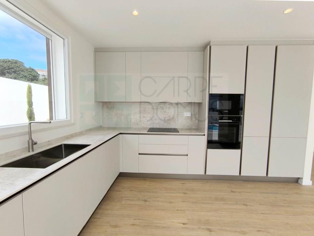 Excellent 3 bedroom townhouse with swimming pool and gardens in Lourinhã