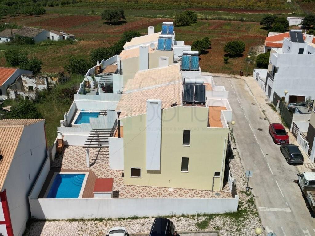 Verhandelbar - Moderne Villa mit 3 Schlafzimmern, Pool und Grill 3 km vom Strand entfernt, Vila Nova