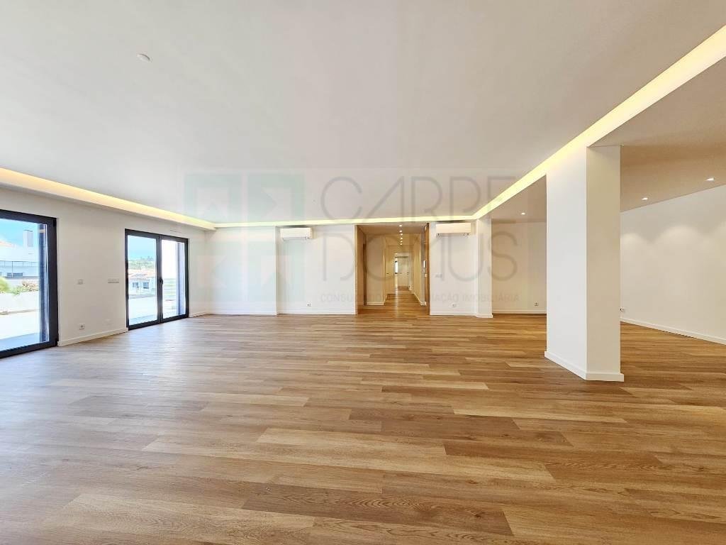 Espaçoso apartamento T3, parqueamentos e terraços, em Cascais