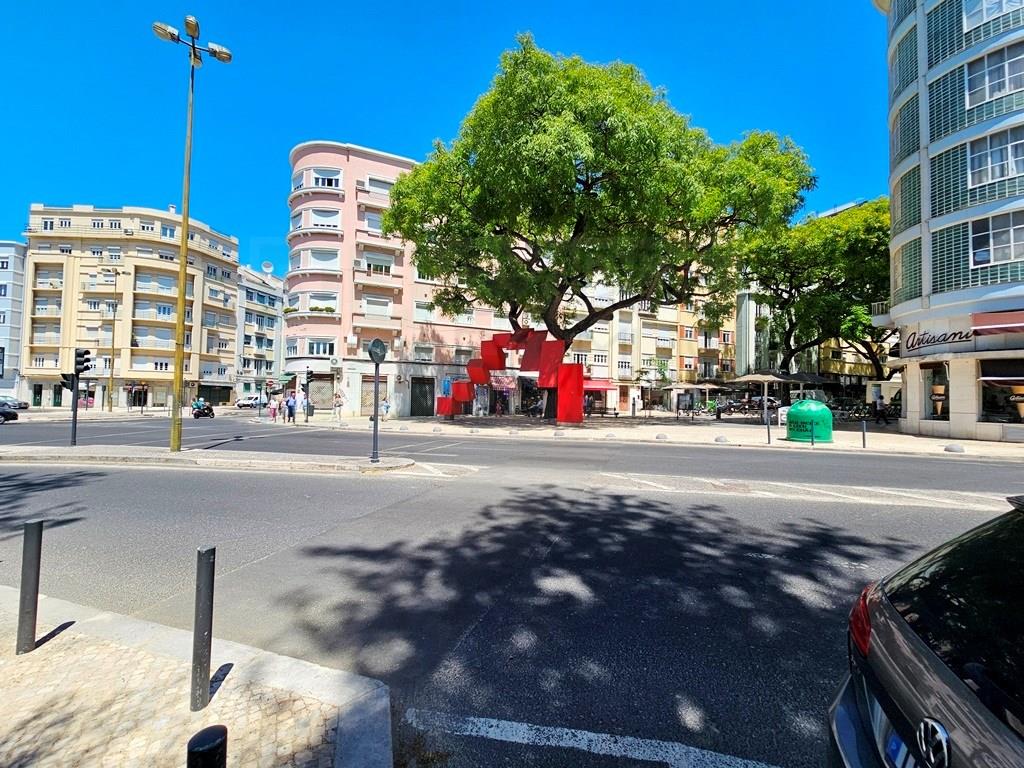 Apartamento T4+1, junto à Gulbenkian, nas Avenidas Novas, em Lisboa