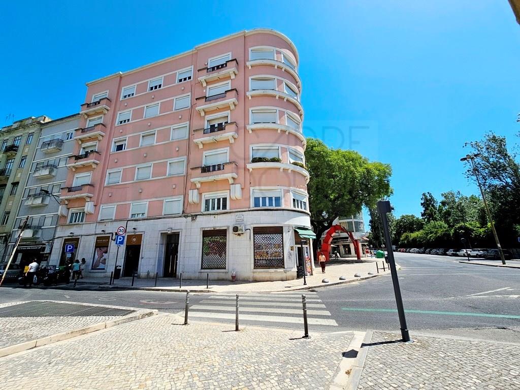 Apartamento T4+1, junto à Gulbenkian, nas Avenidas Novas, em Lisboa
