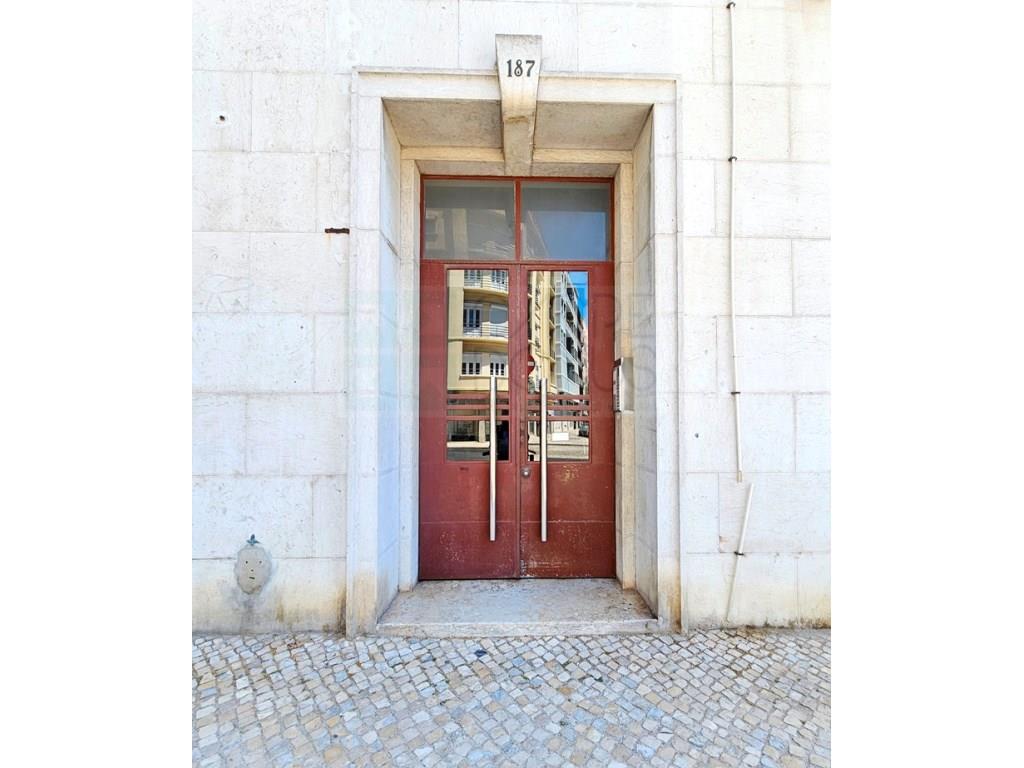Apartamento T4+1, junto à Gulbenkian, nas Avenidas Novas, em Lisboa