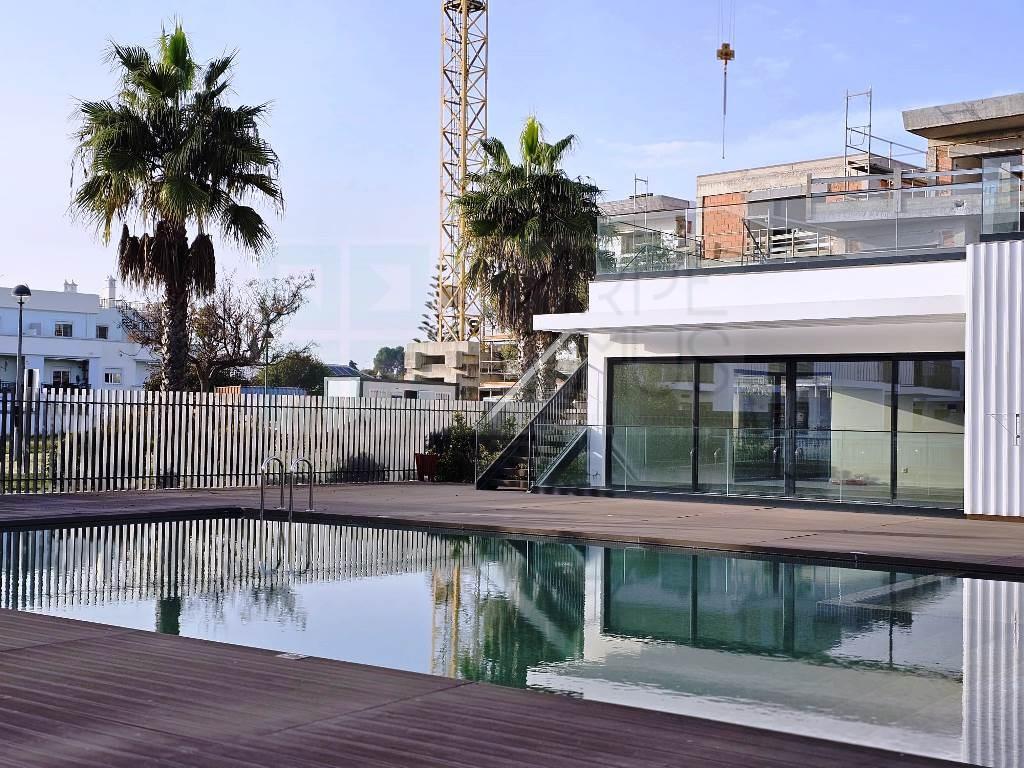 Nouvel appartement de 2 chambres dans un condominium avec piscine, à côté de Ria Formosa, à Cabanas