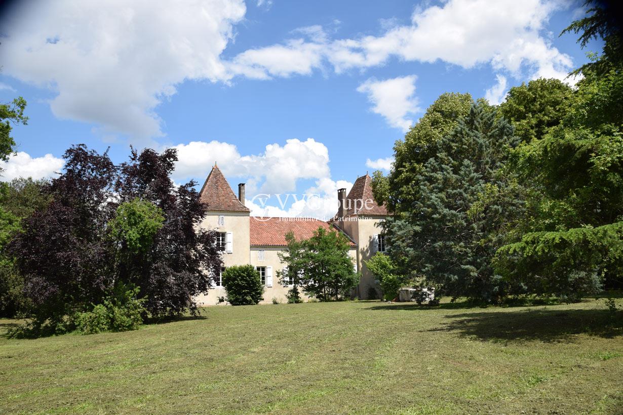 Manoir du 17 ème siècle sur 1,92 hectare avec 2 gîtes, piscine, secteur Penne d'Agenais Lot-et-Garon