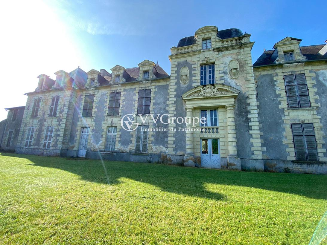 Château du 17ème siècle de 741 m2 environ à rénover sur 26 hectares secteur Thouars