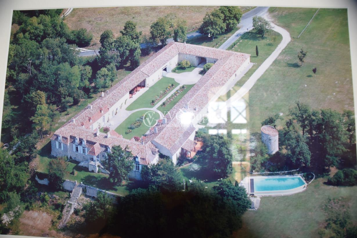 Château du 17ème siècle avec cour d'accueil, piscine sur 8,9 hect Monflanquin