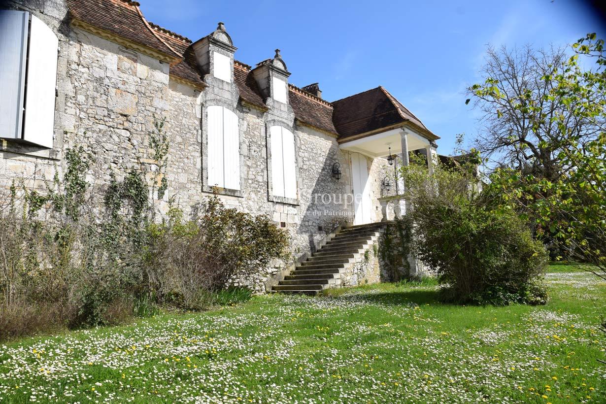 17th century castle with reception courtyard, swimming pool on 8.9 hect Monflanquin