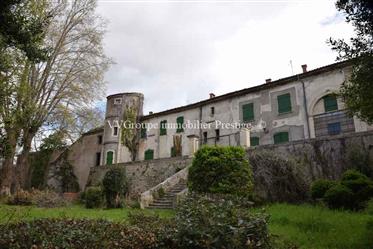 Estate of about 5435 m2 developed with 18th castle and outbuildings to renovate on 5.52 hectares