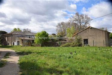 Estate of about 5435 m2 developed with 18th castle and outbuildings to renovate on 5.52 hectares