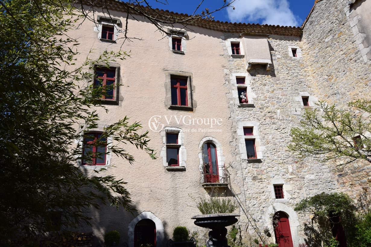 Renovated 12th century castle, 8 bedrooms, in a village Le Caylar 