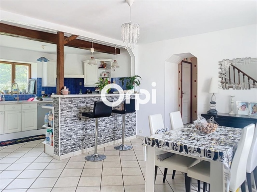 5 bedroom house close to shops and schools