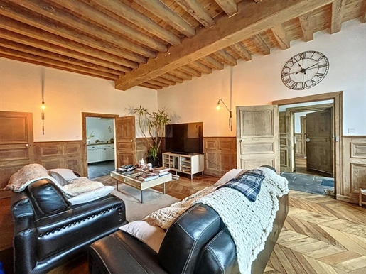 Beautiful bourgeois residence of 322m² with swimming pool and outbuildings