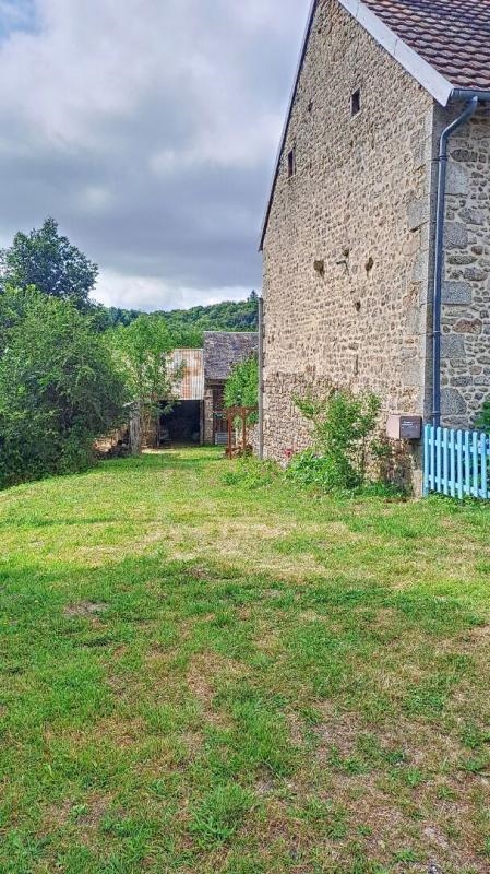 Saint Pardoux Les Cards: house T4 (65 m²) with courtyard, garden, barn and garage